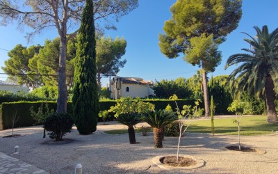 Villa, mediterraanse stijl, in Sierra de Altea Golf, met een prachtige vlakke tuin.
